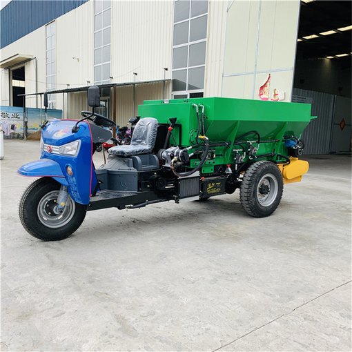 果園上肥料撒糞車撒料均勻 三輪車行走撒料車牛羊喂養(yǎng)撒料車圖片