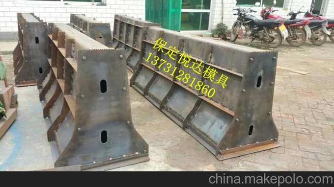 隔離墩模具高速公路工程專用模具圖片
