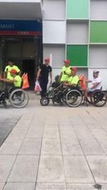郑州数十名残疾人走上街头宣传“公益平安行”