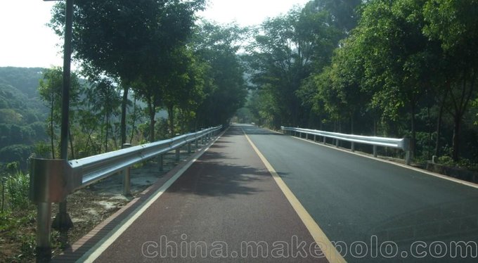 交通管理局公路防護(hù)設(shè)施波形護(hù)欄板圖片