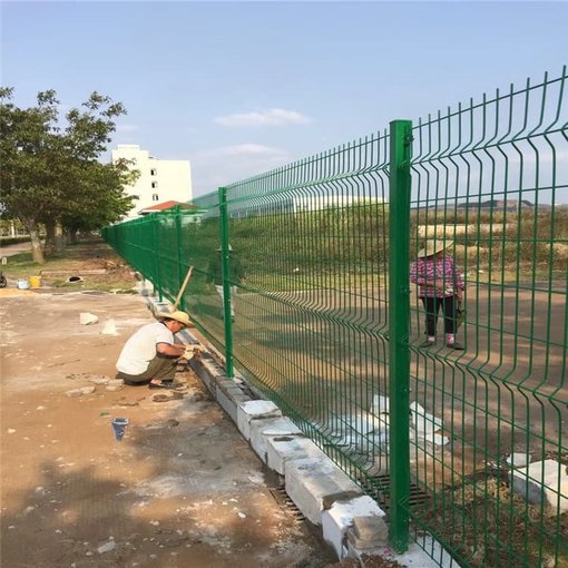 樂博卷筒護欄網(wǎng) 游樂場鐵絲網(wǎng) 道路隔離網(wǎng)圖片