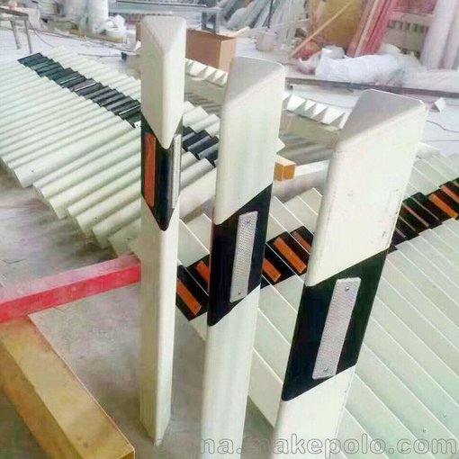 交通道路百米樁 警示樁標(biāo)志樁圖片