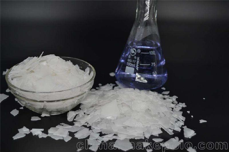 潮解性:在空气中易潮解.   吸水性:固碱吸湿性很强,暴露在