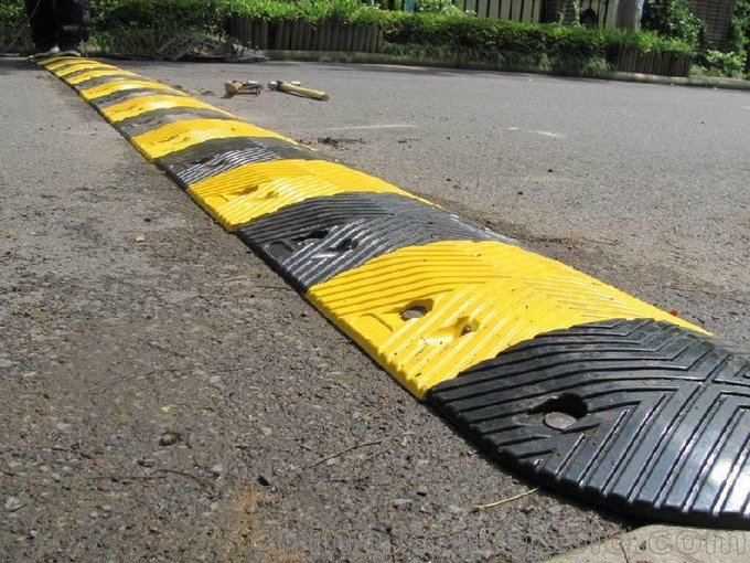 南平寧德建甌 減速帶公路道路加油站小區(qū)車(chē)庫(kù)減速壟 橡膠減速板圖片