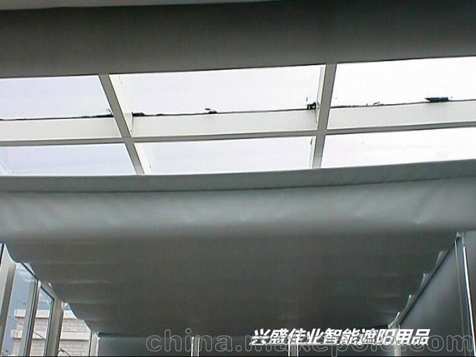 陽(yáng)光房遮陽(yáng)頂簾/陽(yáng)臺(tái)隔熱降溫玻璃房電動(dòng)天棚簾/全遮光防曬頂棚簾圖片
