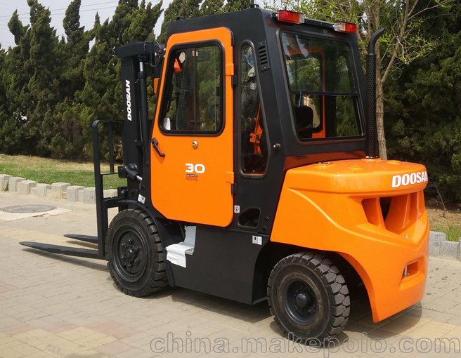 青島城陽區(qū)2.5噸3T斗山電動叉車/進口全交流蓄電池叉車租賃圖片