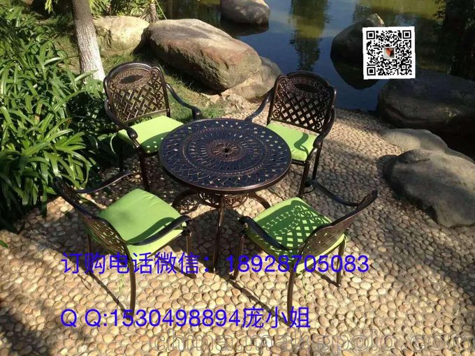 室外歐式鑄鋁桌椅 經(jīng)典鑄桌椅批發(fā)圖片