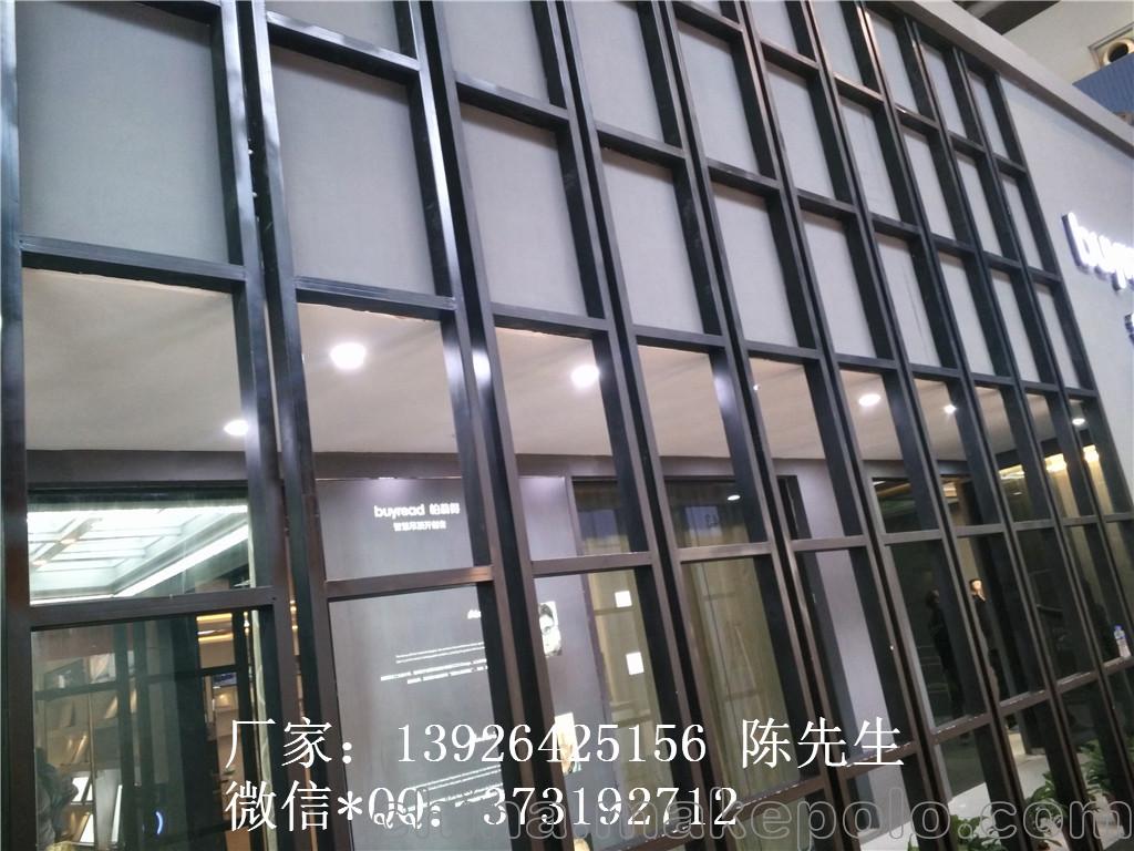 铝方管隔断格栅,隔断装饰铝格栅,是近年来出现的一种具有很高艺术价值和观赏性的隔断材料,它的主要特点体现在具有很好的阻燃防火功能,耐腐蚀,耐老化,整体装饰效果美观。还有就是铝方管格栅是定做产品各种规格,各种厚度,各种颜色需要根据客户的尺寸定做。 铝方管隔断格栅,隔断艺术格栅,种类和规.