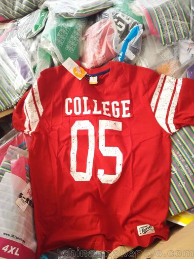 阿迪達(dá)斯耐克喬丹李寧品牌尾貨庫(kù)存服裝圖片