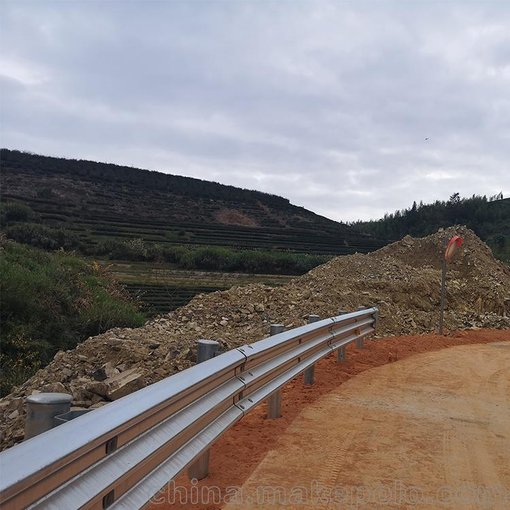 道路防撞交通設(shè)施波形護(hù)欄廠家直銷 噴塑波形護(hù)欄 二波波形護(hù)欄板圖片