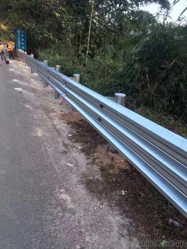 高速公路護(hù)欄、護(hù)欄板、市政道路護(hù)欄、安裝及維護(hù)圖片