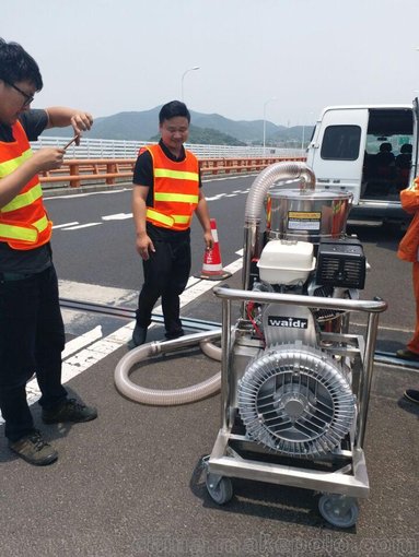 威德爾汽油引擎驅(qū)動(dòng)工業(yè)吸塵器QY-75J道路養(yǎng)護(hù)吸小石子粉塵圖片