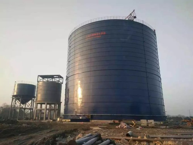水泥灰鋼板倉 焊接鋼板庫 庫內(nèi)安裝空氣斜槽 提升物料管理效率圖片