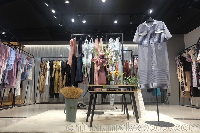 廣州品牌折扣女裝實(shí)體店 精品女裝批發(fā)A字版連衣裙服裝尾貨批發(fā)圖片