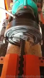 工人使用凯瑞恩牌钢筋直螺纹滚丝机作业视频