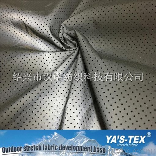 140CM 滌綸無(wú)彈力紡織服裝面料 反光涂層 打孔圖片