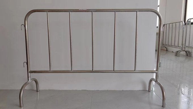 不銹鋼鐵馬護(hù)欄 道路安全隔離防護(hù)欄 市政交通隔離網(wǎng)欄圖片