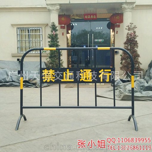 黃黑鐵馬 紅白移動(dòng)護(hù)欄 基坑圍擋 臨時(shí)欄桿 市政隔離安全防護(hù)圍欄圖片